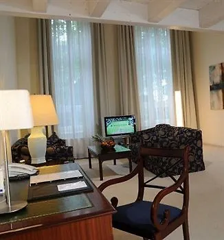 Villa Viktoria Dusseldorf 4*,